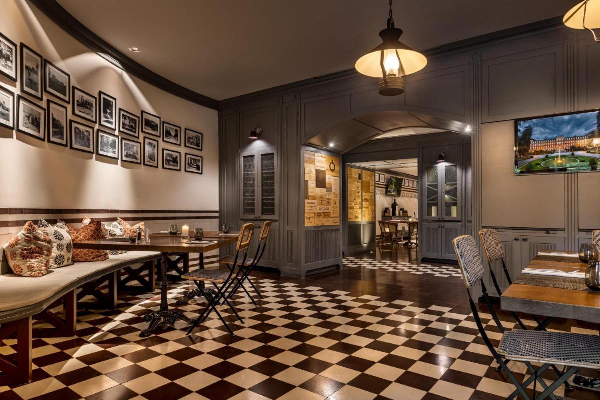uma sala de jantar com piso em xadrez em Vidago Palace em Vidago