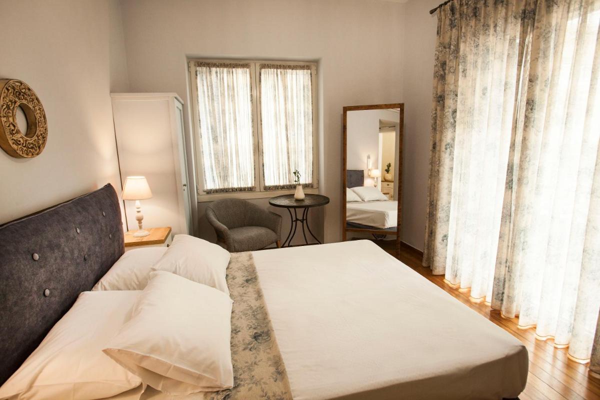Suitetrails - Lovely 1st Fl. Apt, with Balcony in Pagrati