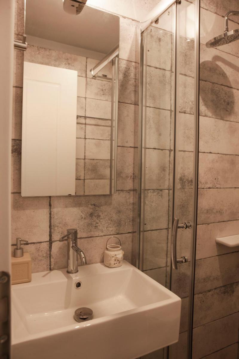 Suitetrails - Lovely 1st Fl. Apt, with Balcony in Pagrati