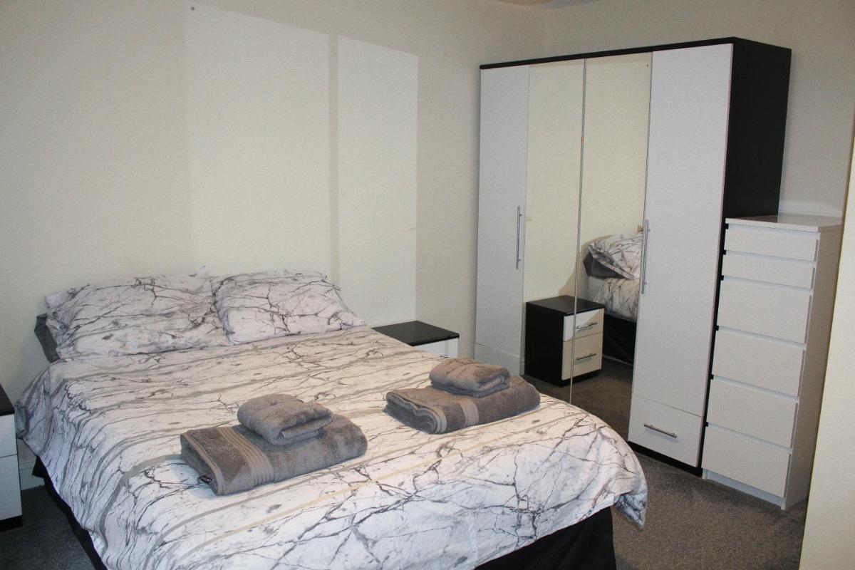 4 Bedroom Detached Holiday home with Hot Tub - Housity