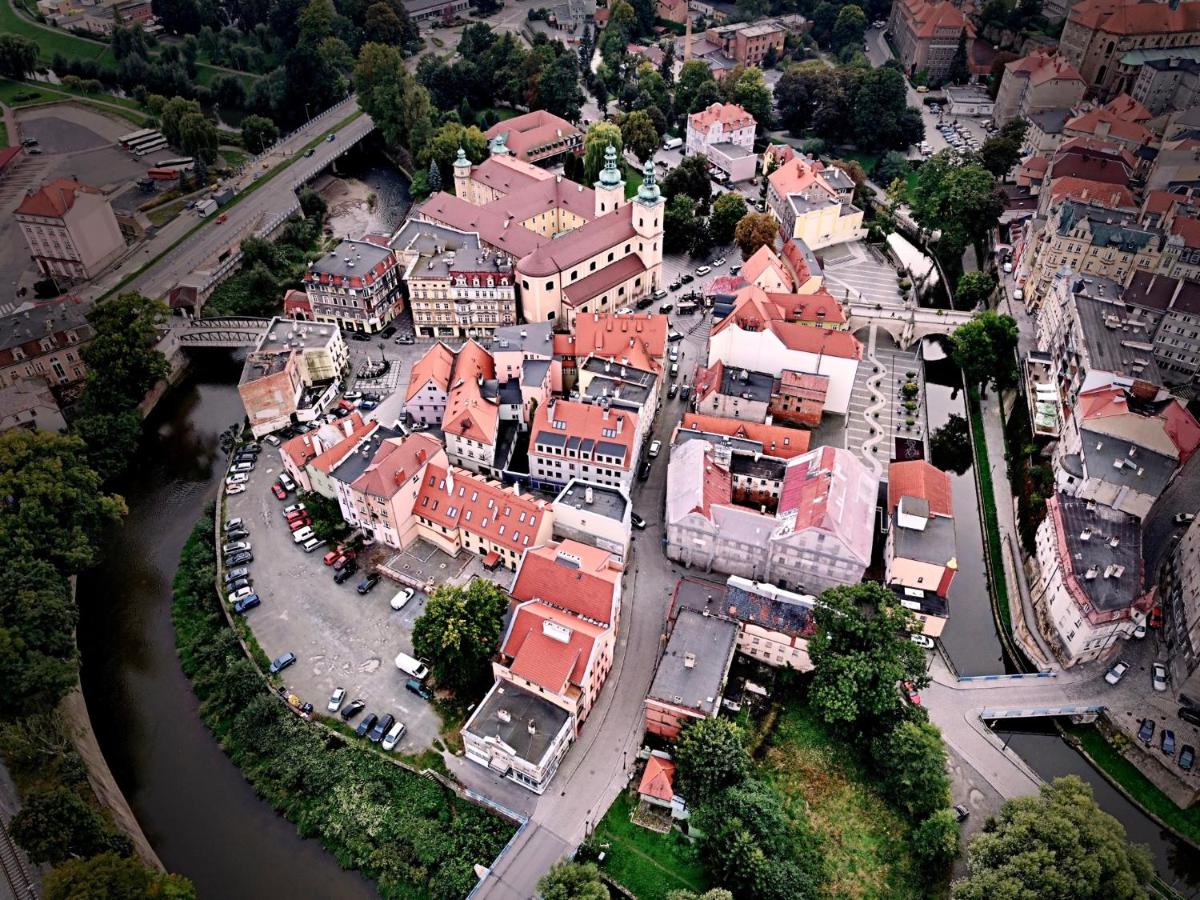 Dwupiętrowy apartament rodzinny w centrum miasta z darmowym parkingiem Pod Złotym Lwem V - Housity