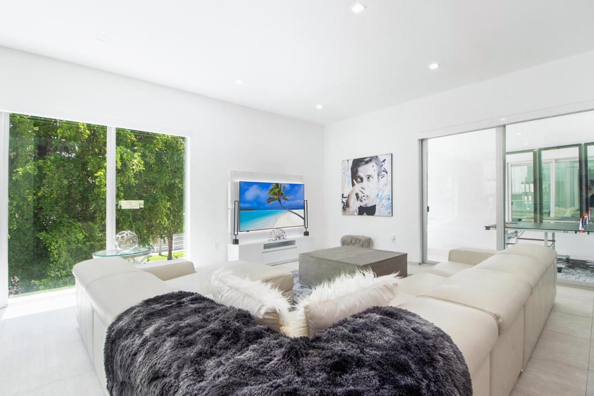 IKON  - Rooftop Pool - Centric & Close to Beach - Housity