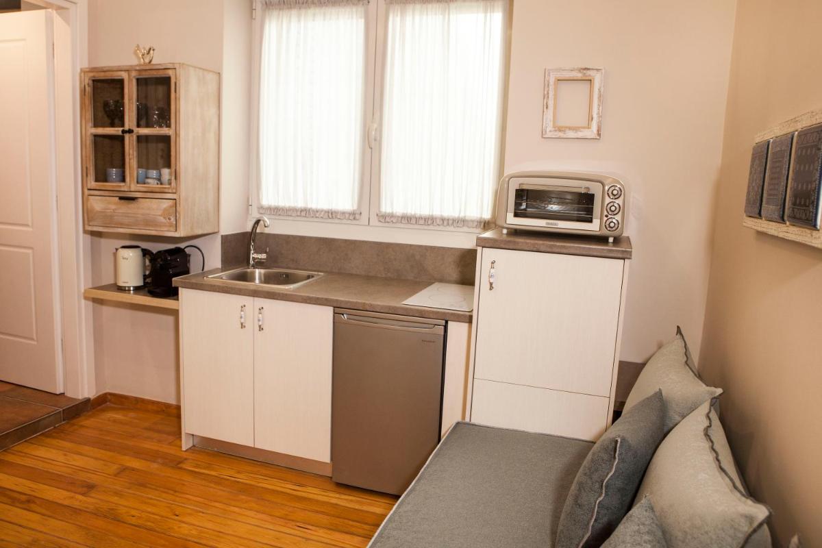 2-spaces comfy Bentzi apartment 7 with balcony in Pagrati - Housity