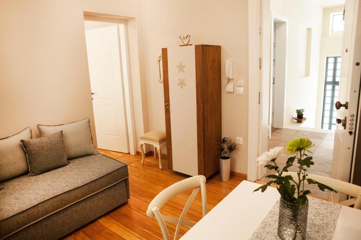 2-spaces comfy Bentzi apartment 7 with balcony in Pagrati - Housity