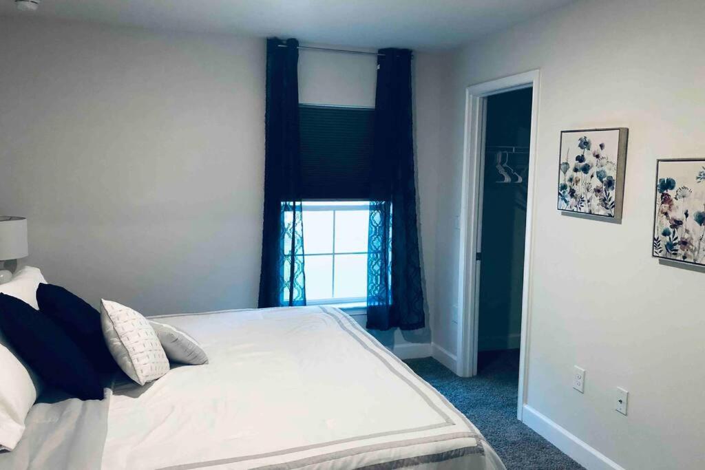 Pet friendly 4-bedroom home with fenced yard - Housity