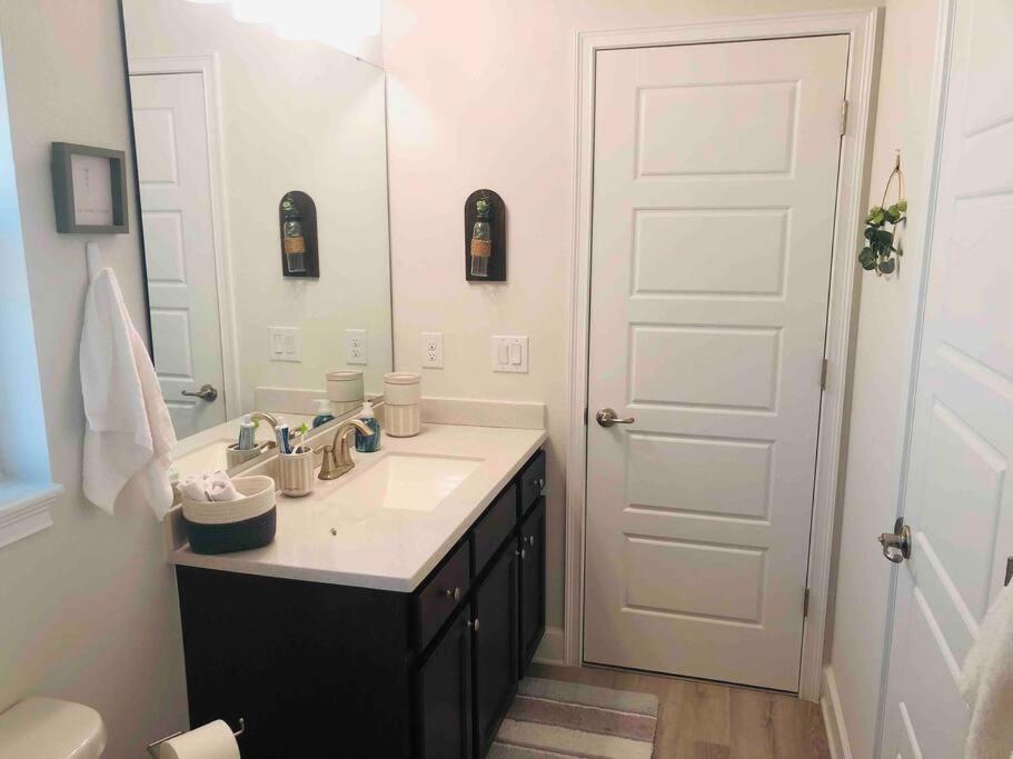 Pet friendly 4-bedroom home with fenced yard - Housity