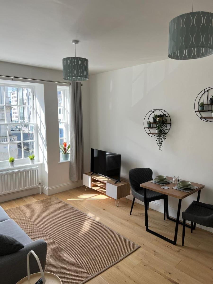 Lovely 1 Bed flat *FREE PARKING* Hoe/Barbican Plymouth - Housity