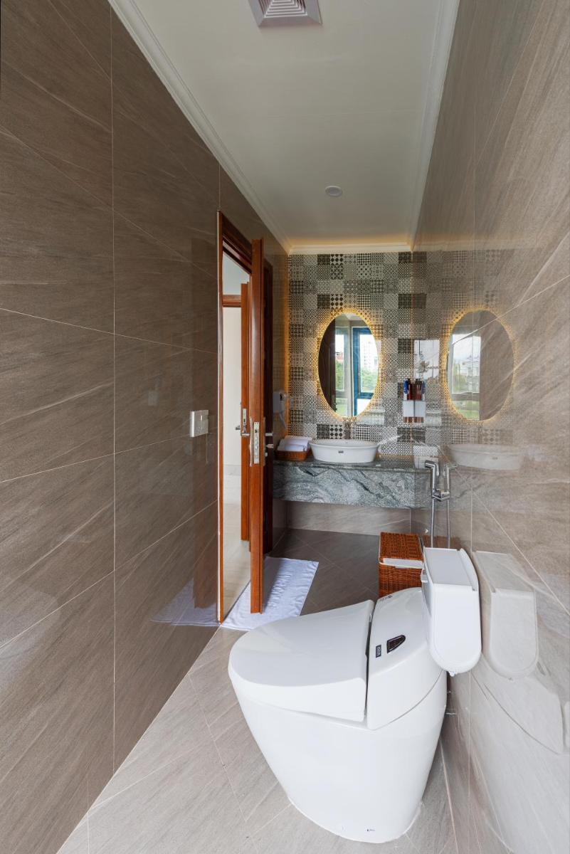 WHITE HOTEL - Housity