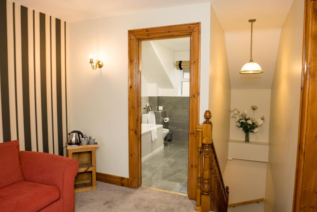 Walsh's Hotel and Apartments - Housity