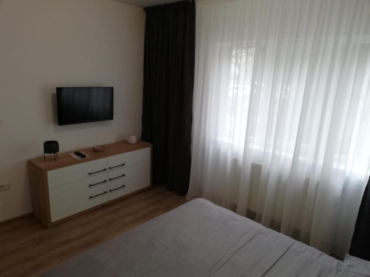 Central 2 bedroom ap. with free parking. - Housity