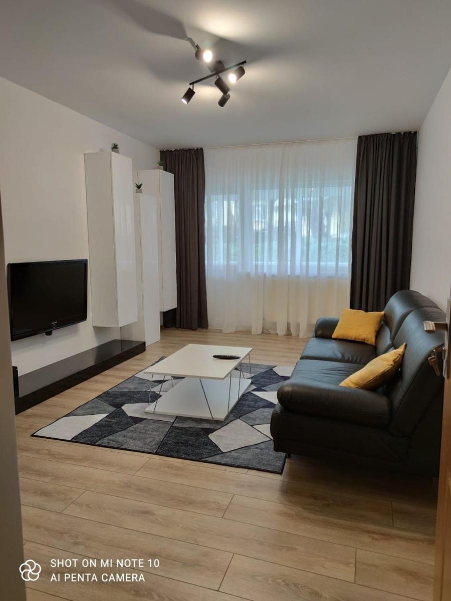 Central 2 bedroom ap. with free parking. - Housity