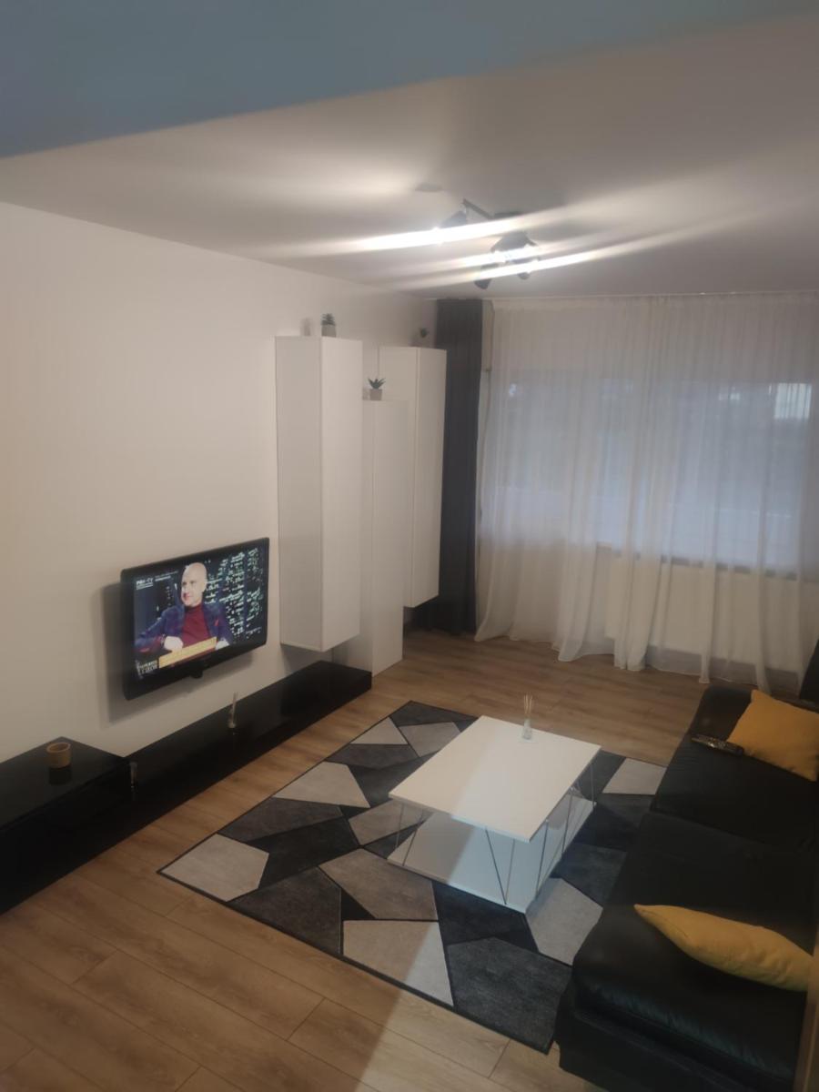 Central 2 bedroom ap. with free parking. - Housity