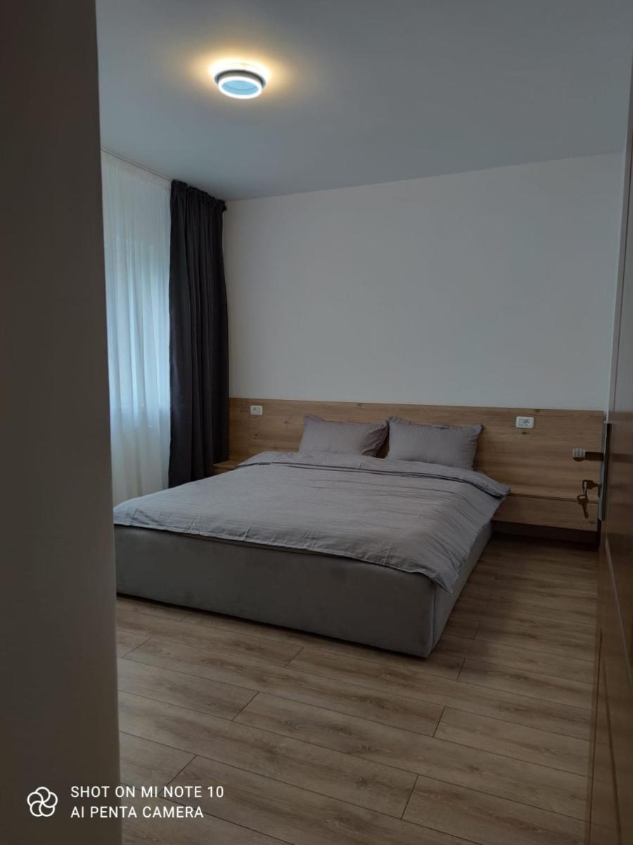 Central 2 bedroom ap. with free parking. - Housity