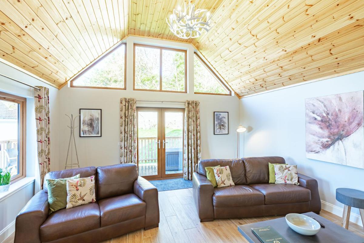 Kestrel Lodge 6 with Hot Tub - Housity