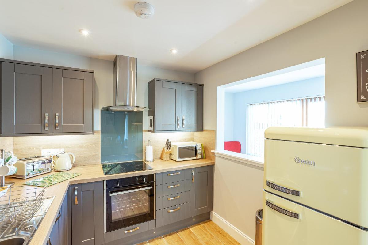 Kestrel Lodge 6 with Hot Tub - Housity