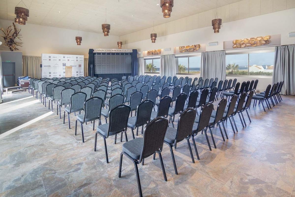 Habitación con filas de sillas en un aula en el hotel Zahara Beach & Spa by QHotels - Adults Recommended en Zahara de los Atunes