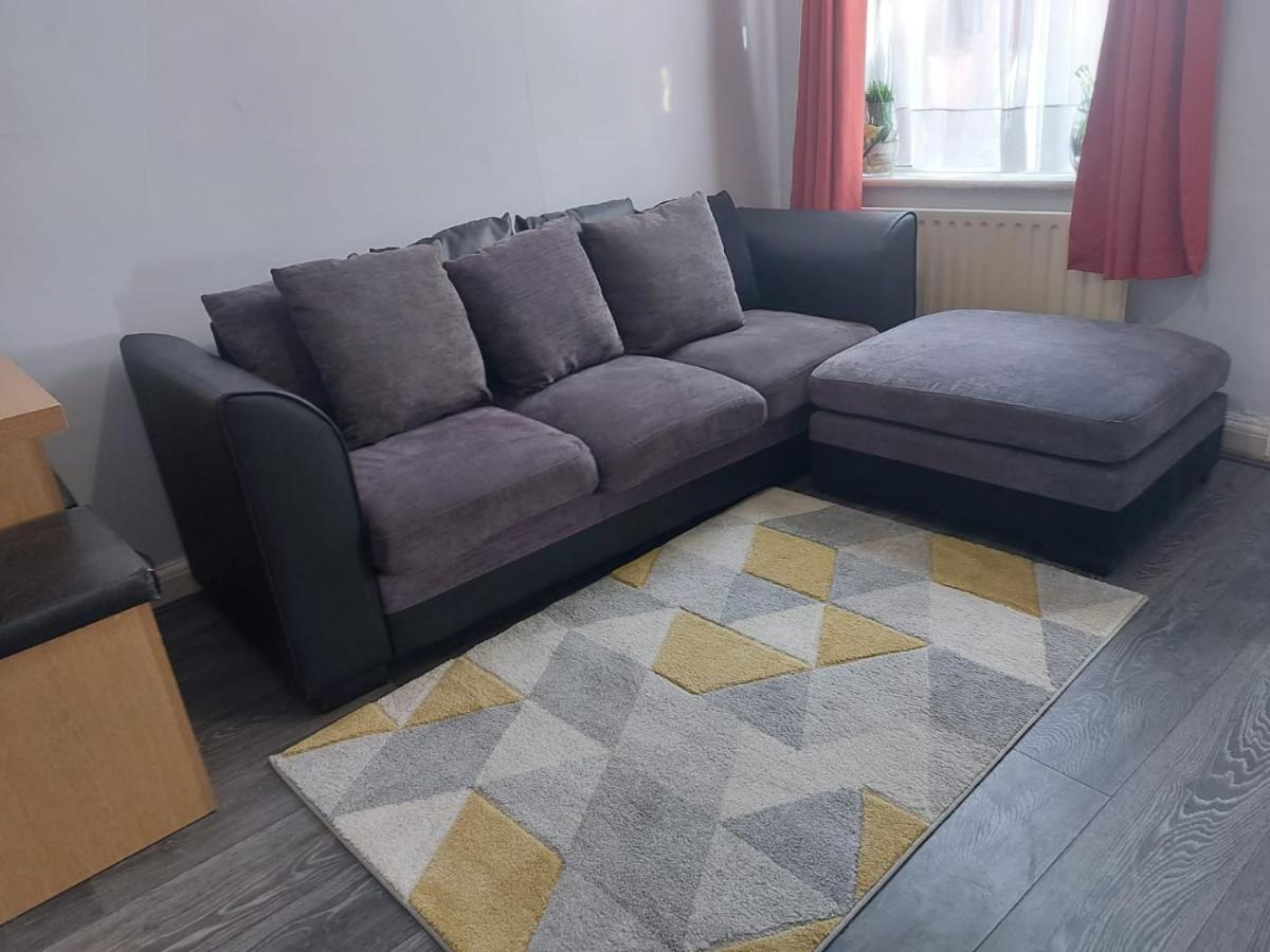 Salisbury House-Huku Kwetu Spacious 4 Bedroom House- Sleeps 6 - Luton Town Centre - Housity