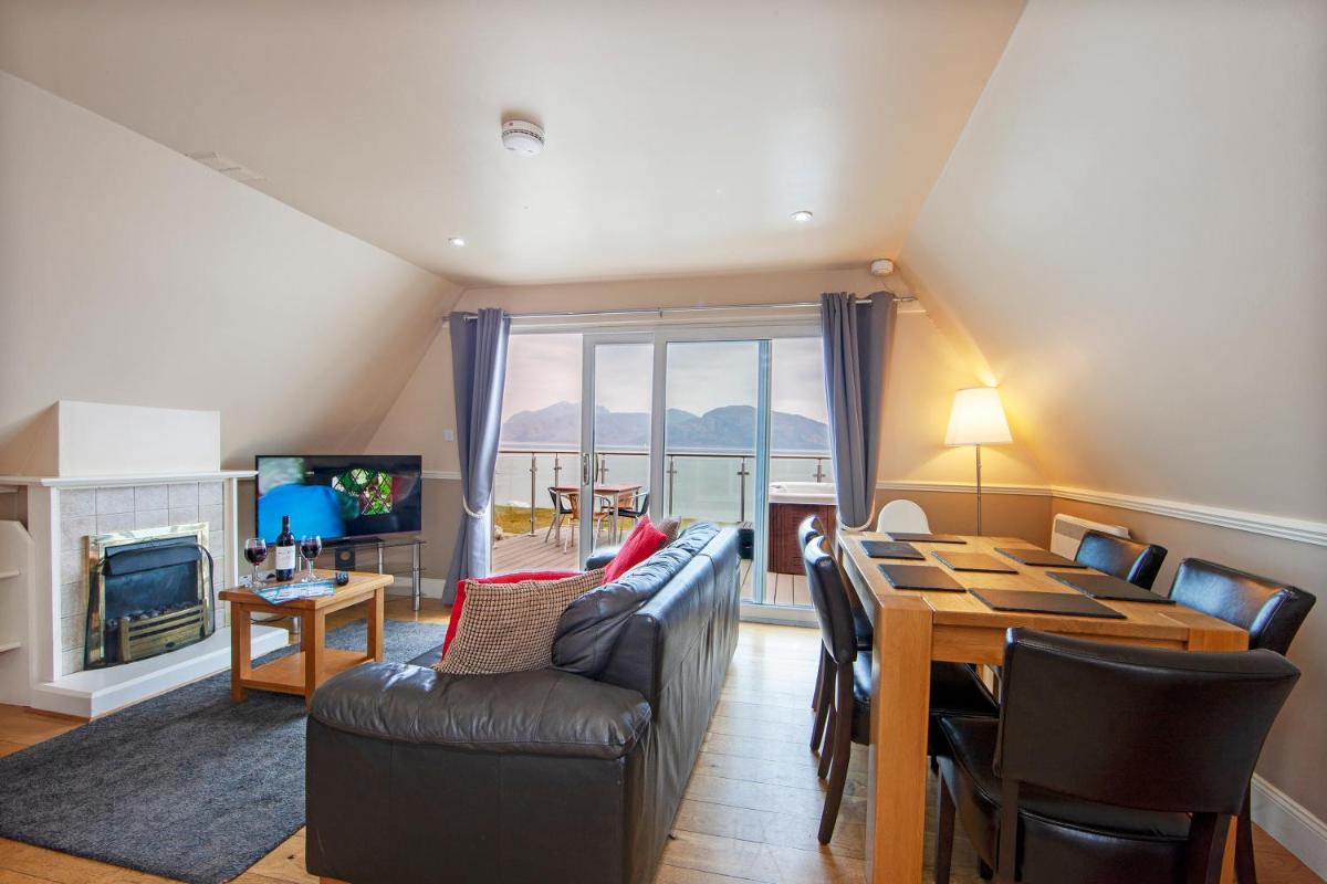 Loch Linnhe Waterfront Lodges with Hot Tubs - Housity