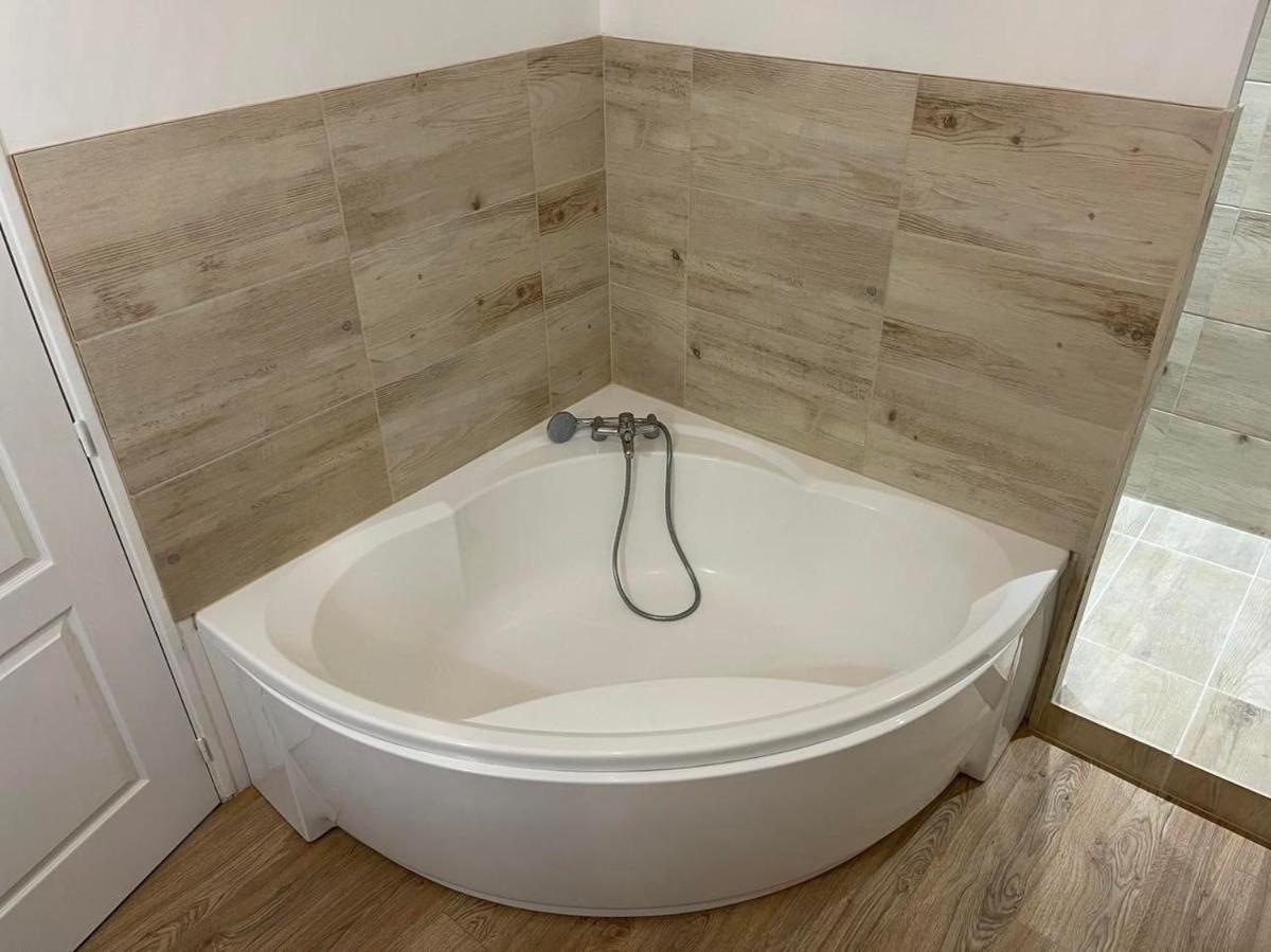 Spacieuse longère au milieu des chevaux - Housity