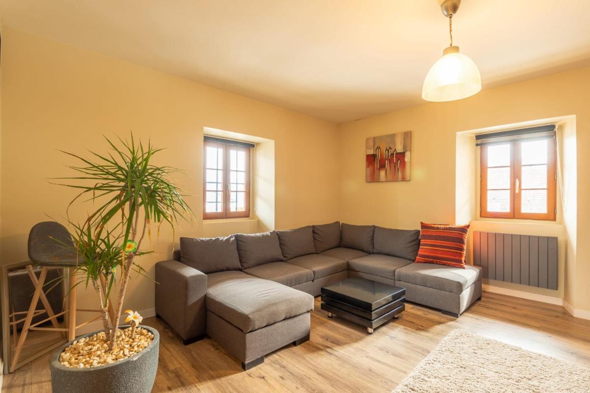 Spacious apartment with two terraces and private parking - Housity