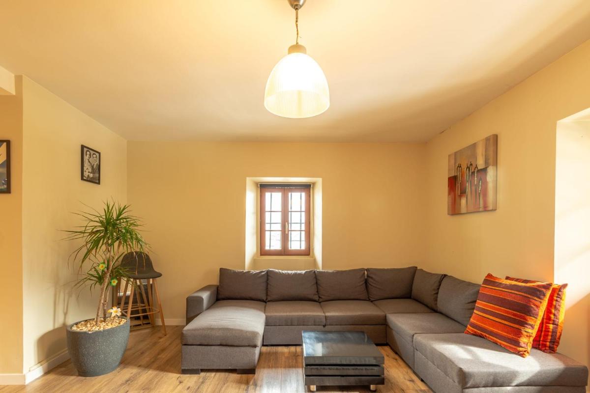 Spacious apartment with two terraces and private parking - Housity