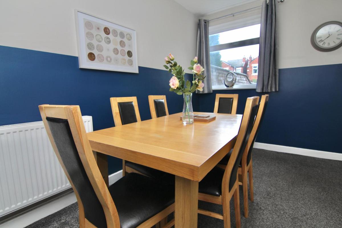 Mount House - Tranquil 4-Bed Gem, 10 Min Walk to Coventry Centre - Housity
