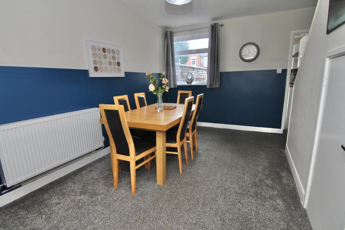 Mount House - Tranquil 4-Bed Gem, 10 Min Walk to Coventry Centre - Housity