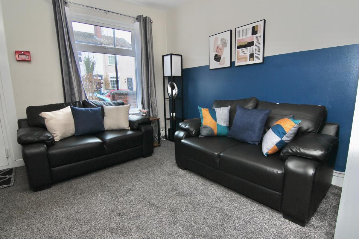 Mount House - Tranquil 4-Bed Gem, 10 Min Walk to Coventry Centre - Housity