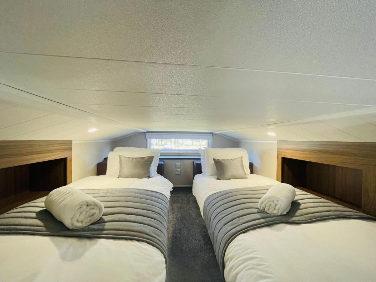 The Hideaway Lodge with Hot Tub - Housity