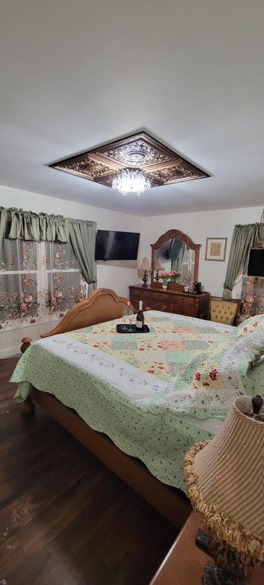 Holland Farmhouse Inn B&B - Housity