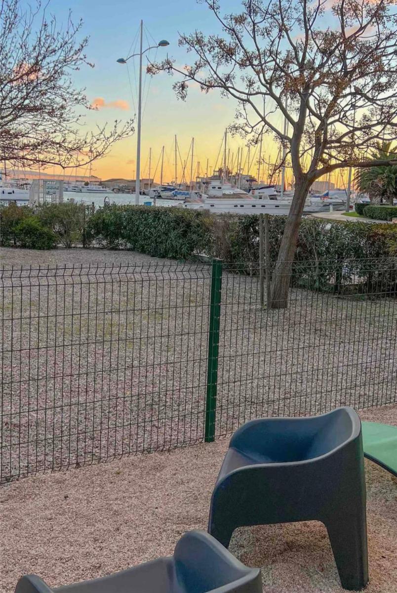 Superbe, face aux bateaux - 2ch + jardin - marina - Housity