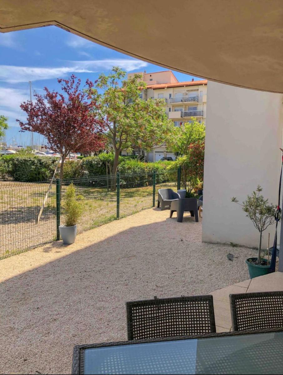 Superbe, face aux bateaux - 2ch + jardin - marina - Housity
