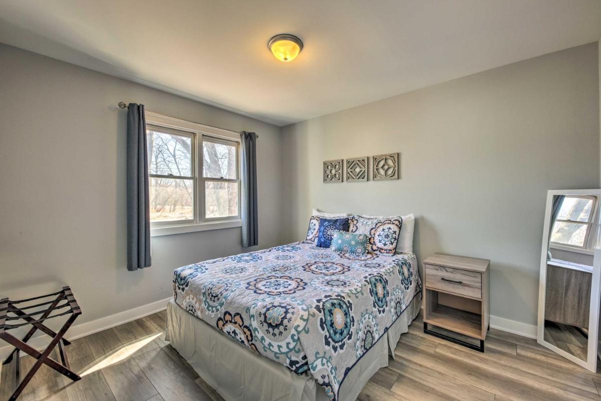Twin Lakes Escape with Deck Less Than 1 Mi to Beach! - Housity