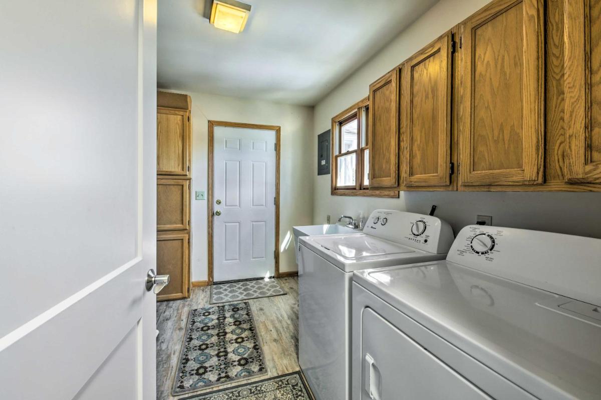 Twin Lakes Escape with Deck Less Than 1 Mi to Beach! - Housity