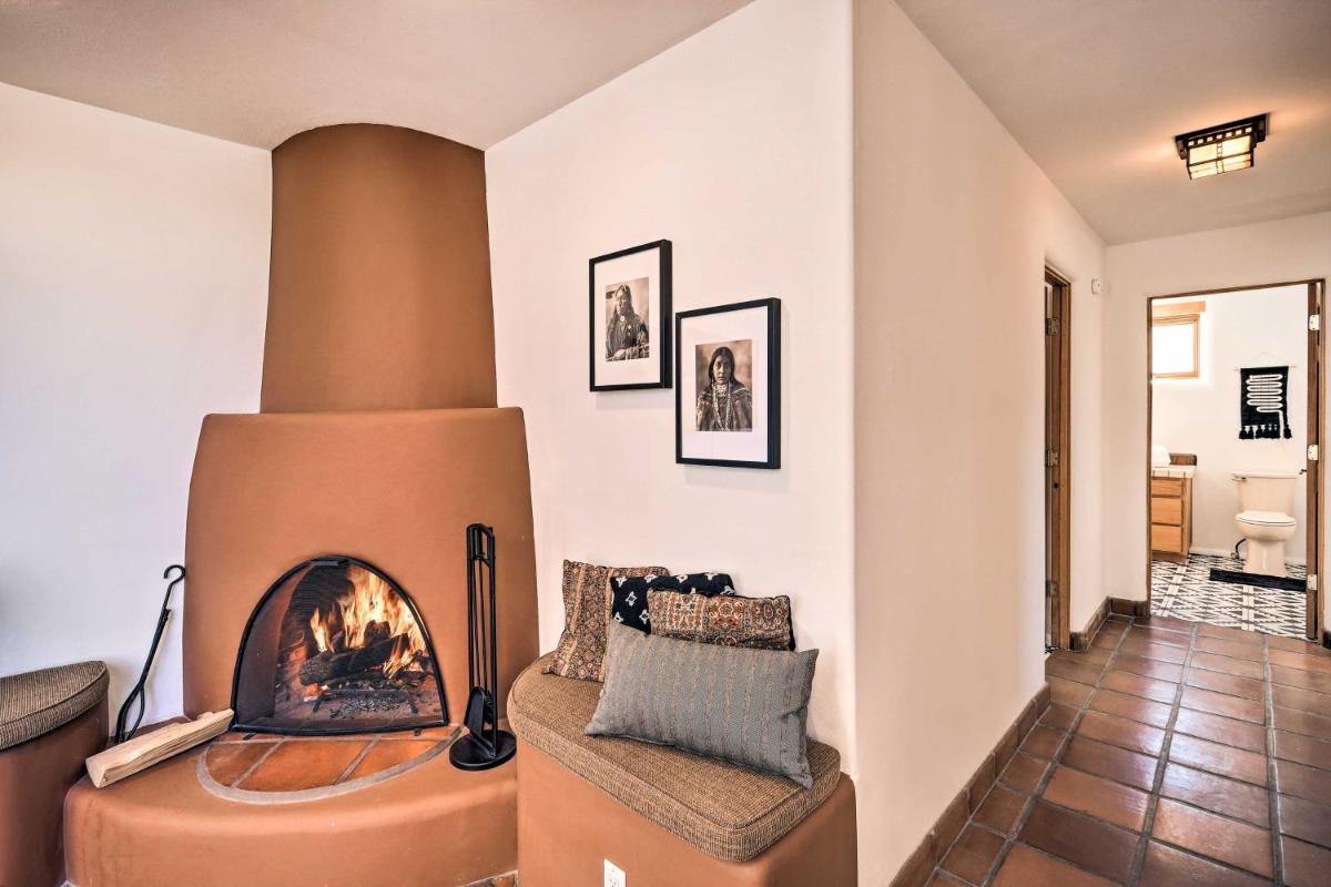 Casa al Reves Pueblo-Style House with Views! - Housity