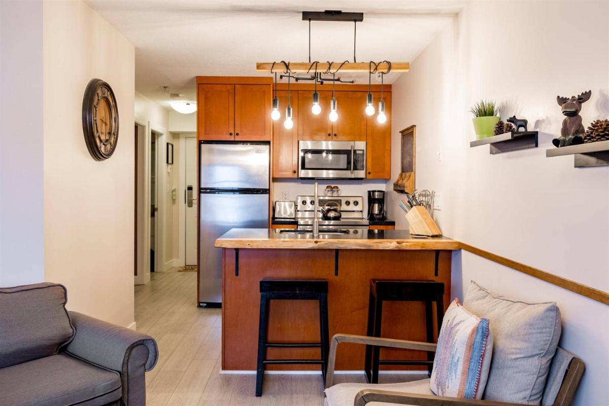 1BR plus Den Village Condo with Mountain Views and Hot Tub by Harmony Whistler - Housity