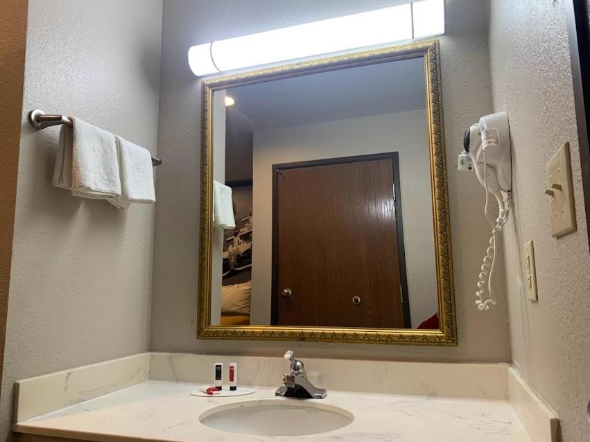 Super 8 by Wyndham Frankfort IN - Housity