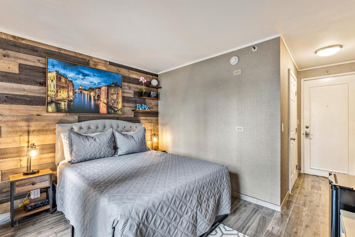 Picturesque Hotel Room with Private Balcony in Waikiki! - Housity