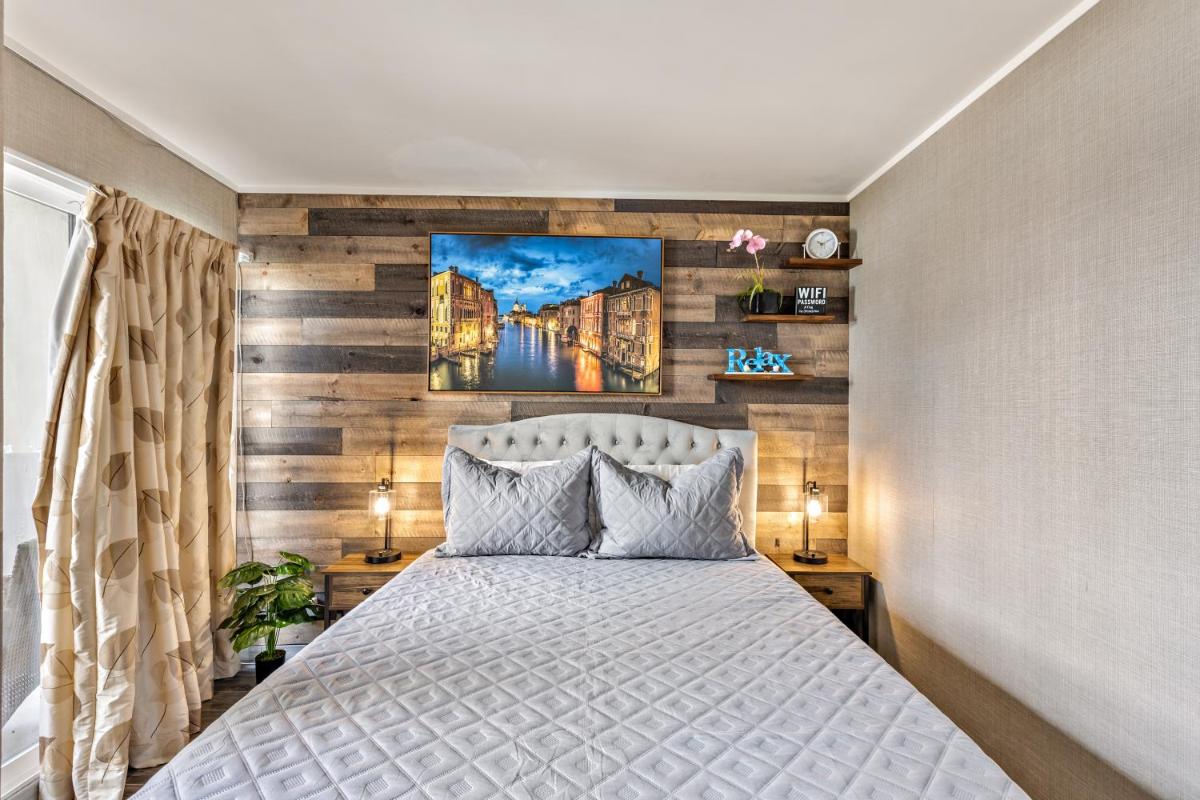 Picturesque Hotel Room with Private Balcony in Waikiki! - Housity