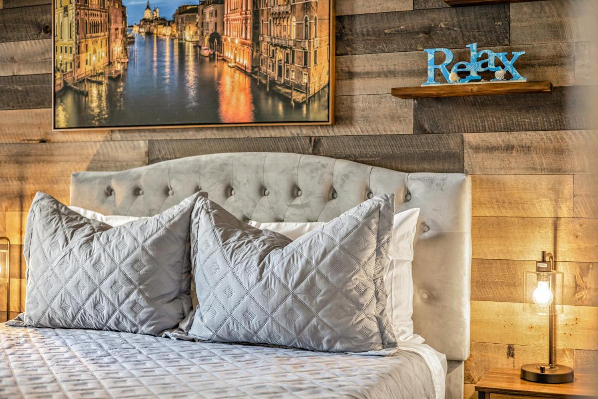 Picturesque Hotel Room with Private Balcony in Waikiki! - Housity