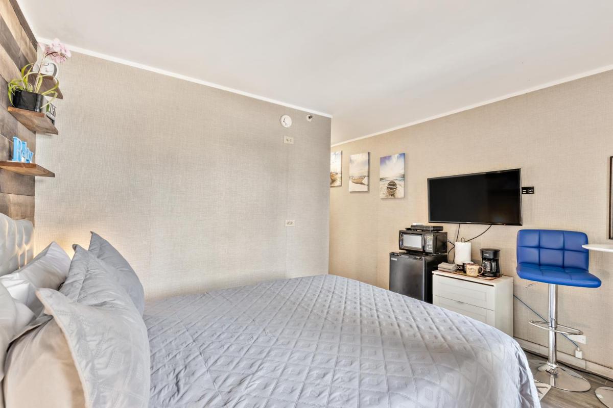 Picturesque Hotel Room with Private Balcony in Waikiki! - Housity