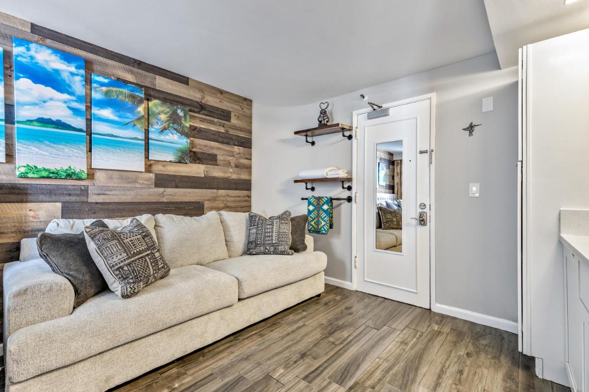 Inviting Waikiki Grand Hotel Room One Block to Beach! - Housity