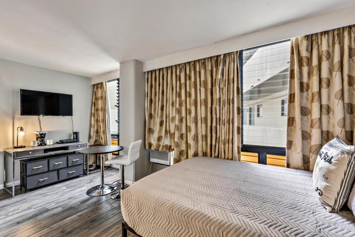 Inviting Waikiki Grand Hotel Room One Block to Beach! - Housity