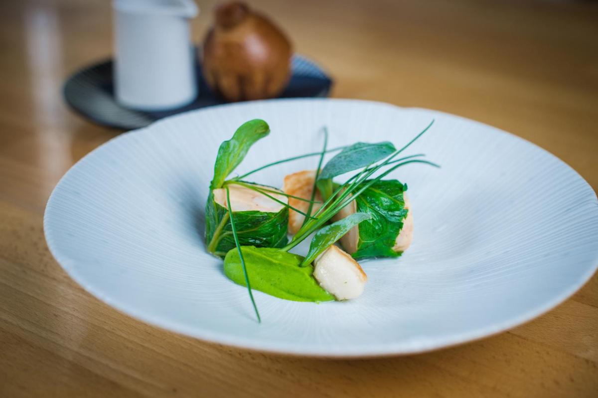 the hammer and pincers - Housity