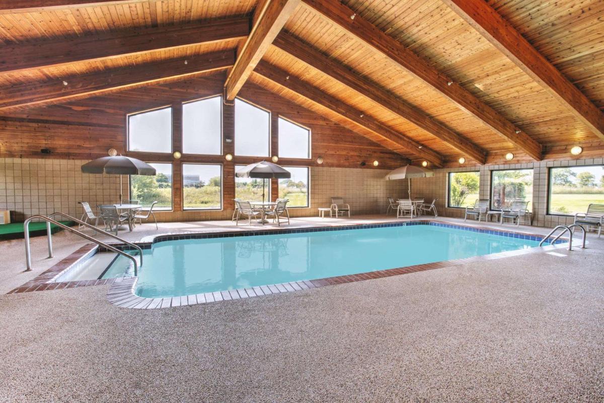 Super 8 by Wyndham Davenport - Housity