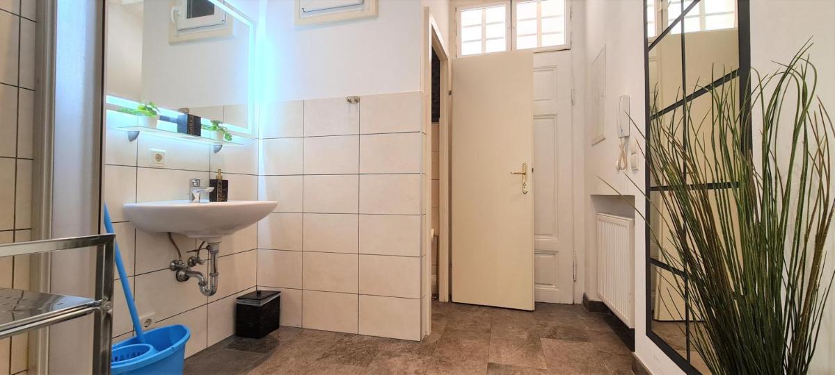 Wiener Buddha Style Flat with Inner Garden- Märzstraße City Apartments - Housity