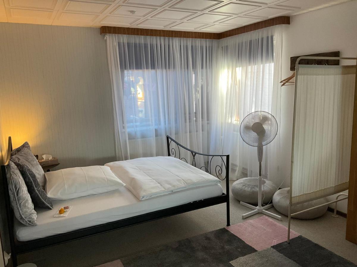 PrivArtZimmer 'Ausfahrt freihalten' - Housity
