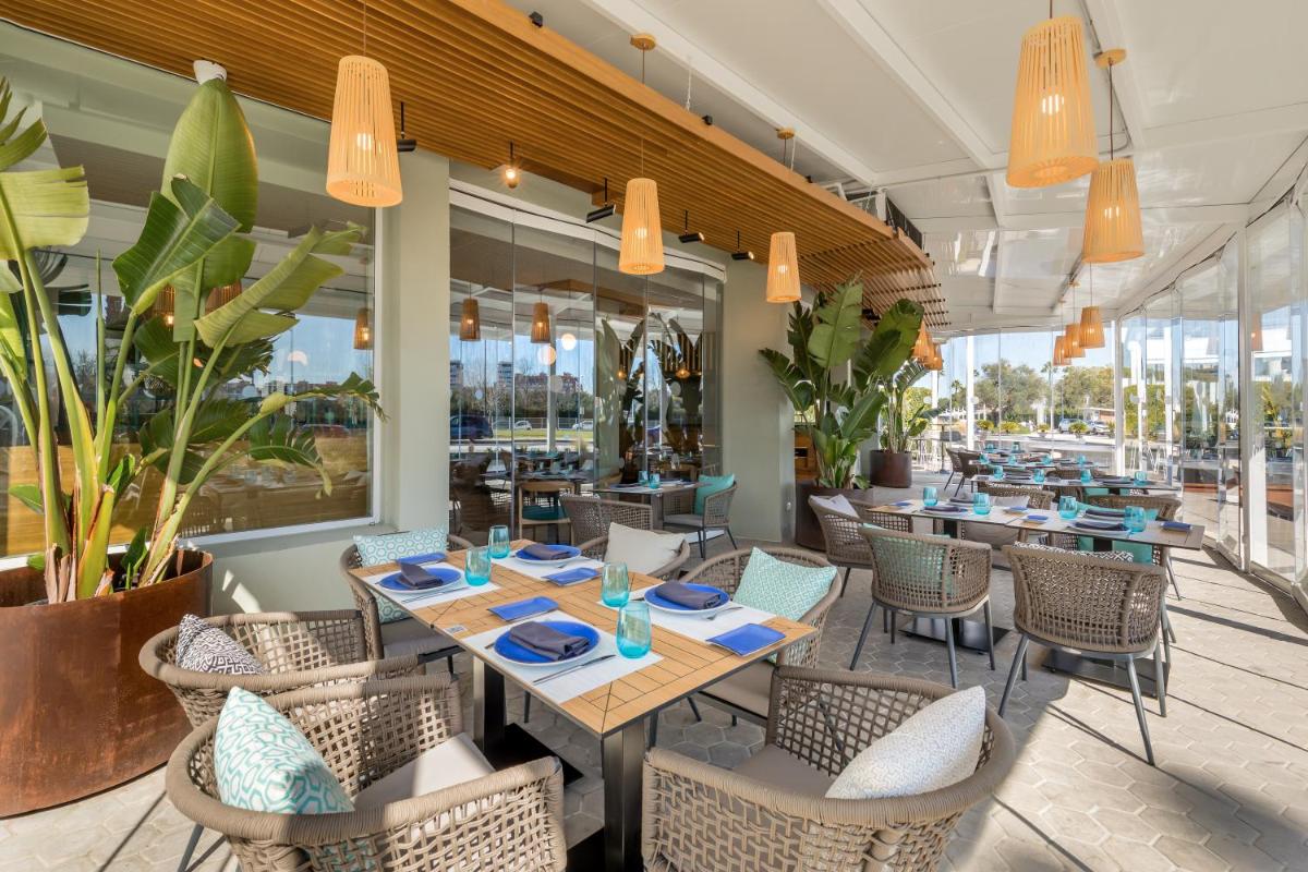 Un restaurante o sitio para comer en Barceló Sevilla Renacimiento