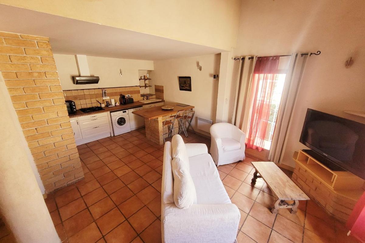 Spacious And Bright House At The Door Of Avignon - Housity