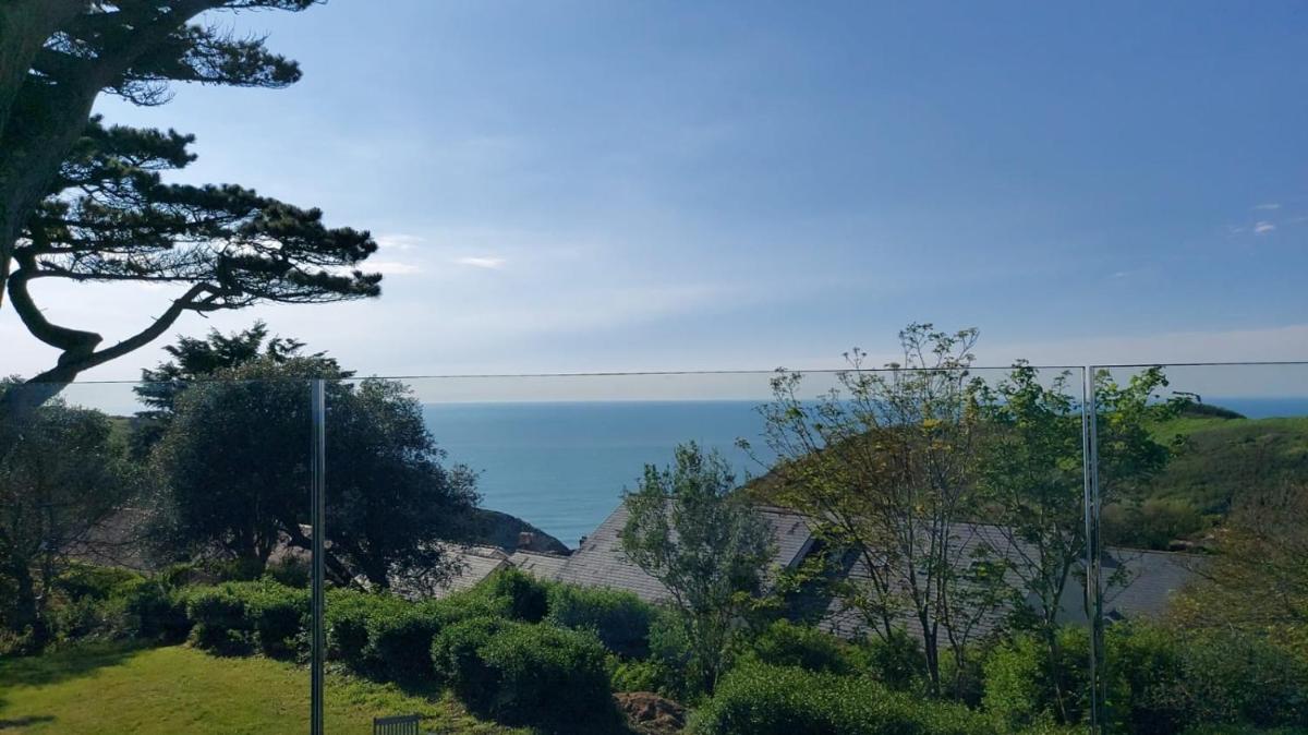 Flat 2 High Tide House - Stylish flat with large terrace and incredible sea views - Housity